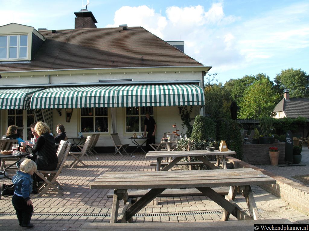 Voor het restaurant Bosch en Duin een mooi terras. Verder is er bij het terras een speeltuin en een hertenkamp.  Tips: De Loonse en Drunense Duinen bij Udenhout.